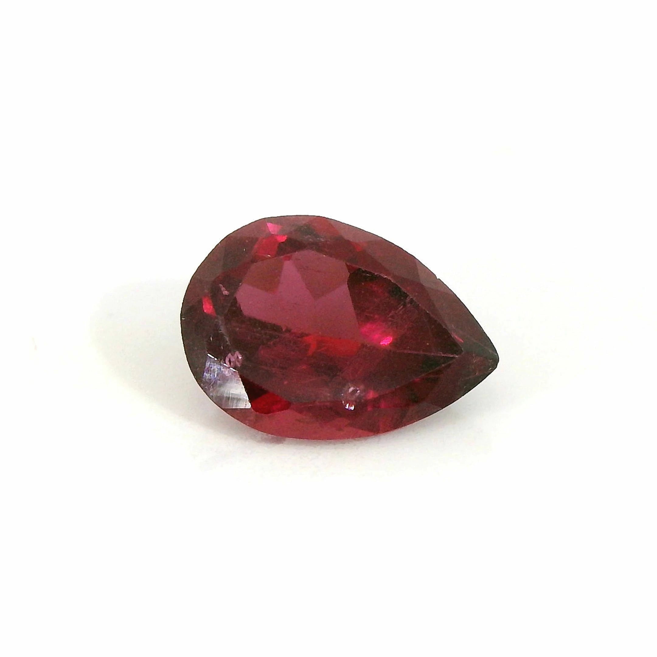 Pierre gemme grenat rhodolite de 0,83 carat, couleur fuchsia Pierre gemme grenat rhodolite de 0,83 carat, couleur fuchsia